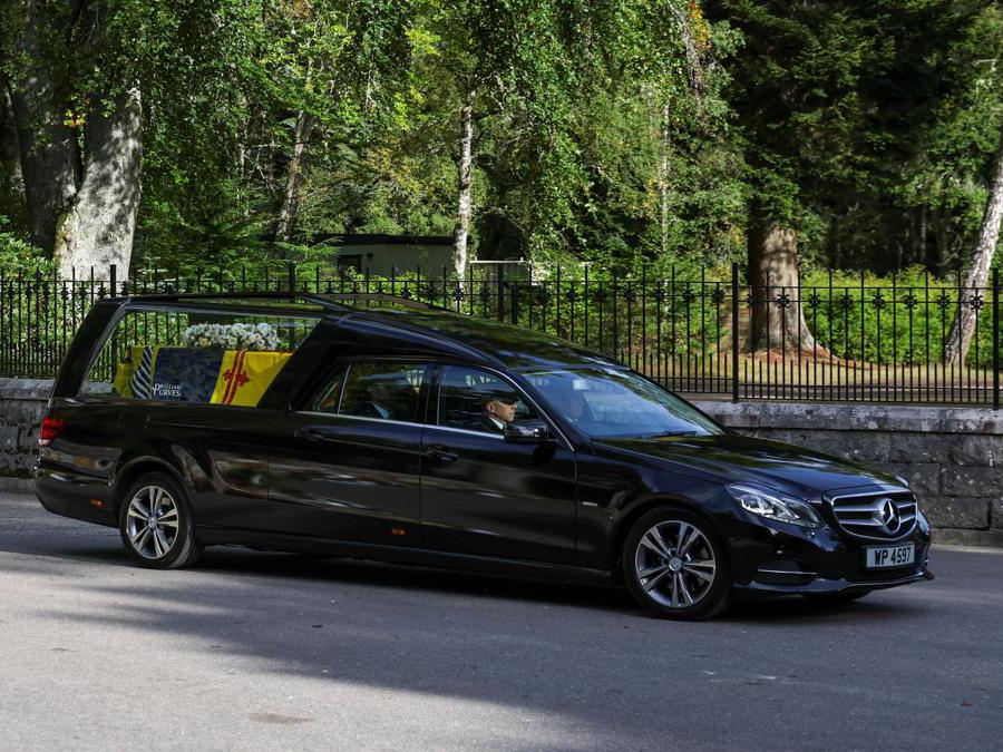 Il carro funebre con  la bara della regina Elisabetta II  parte dal castello di Balmoral,  Scozia. (Reuters/Phil Noble)