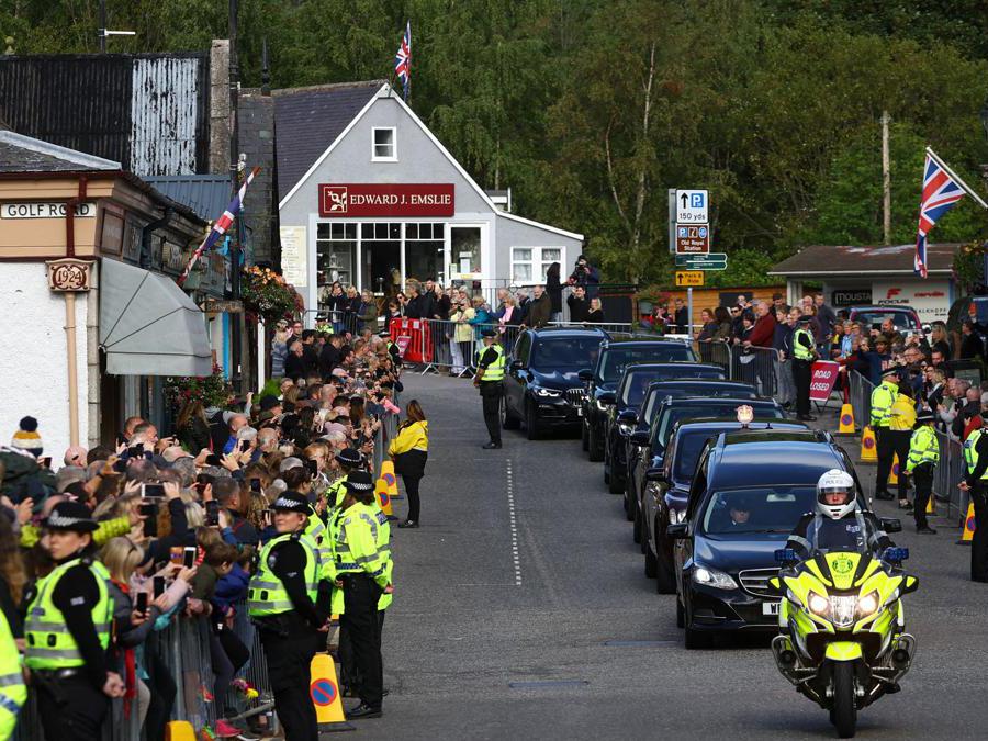 Il carro funebre con  la bara della regina Elisabetta II attraversa il villaggio di  Ballater, nei pressi di  Balmoral, Scozia. (Reuters/Hannah McKay)