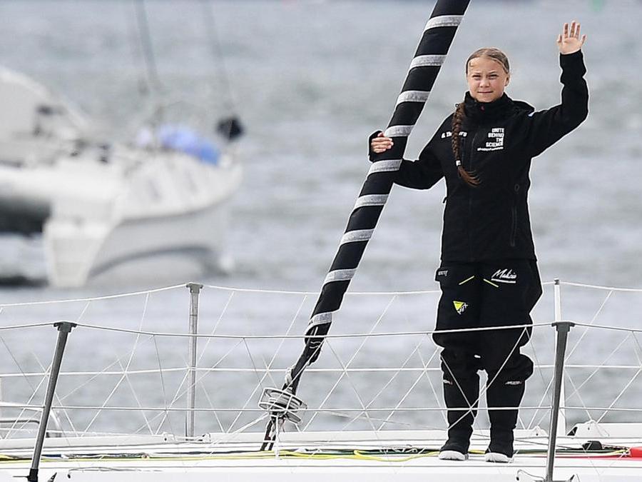 L'attivista svedese Greta Thunberg saluta i sostenitori mentre lascia Plymouth, Gran Bretagna. EPA/ANDY RAIN