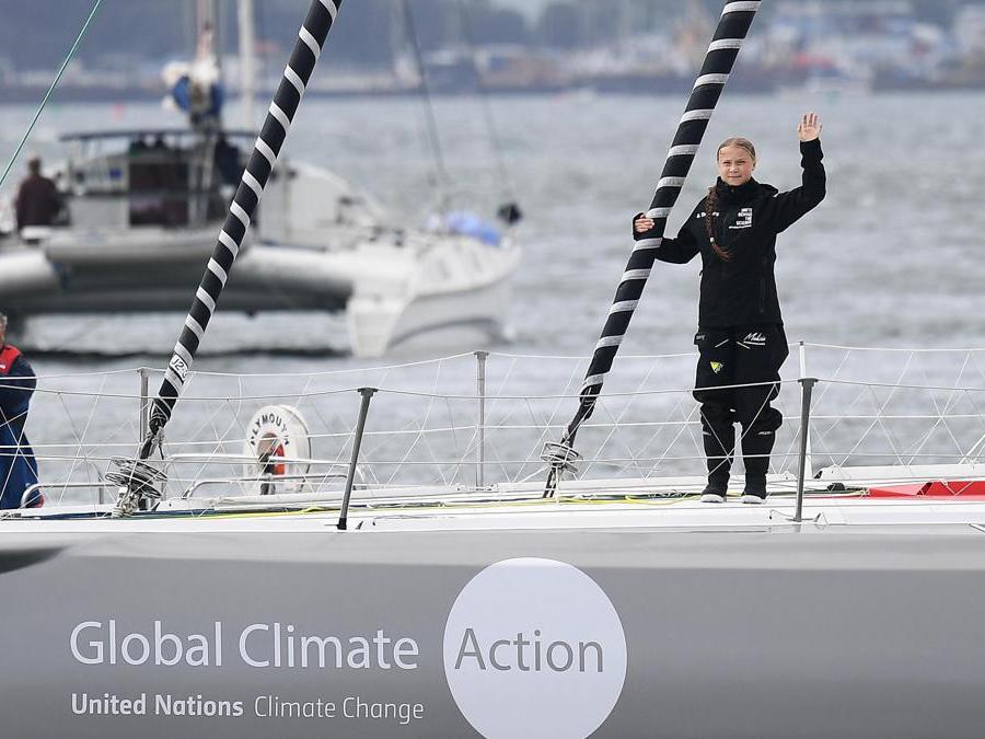 L'attivista svedese Greta Thunberg saluta i sostenitori mentre lascia Plymouth, Gran Bretagna. EPA/ANDY RAIN