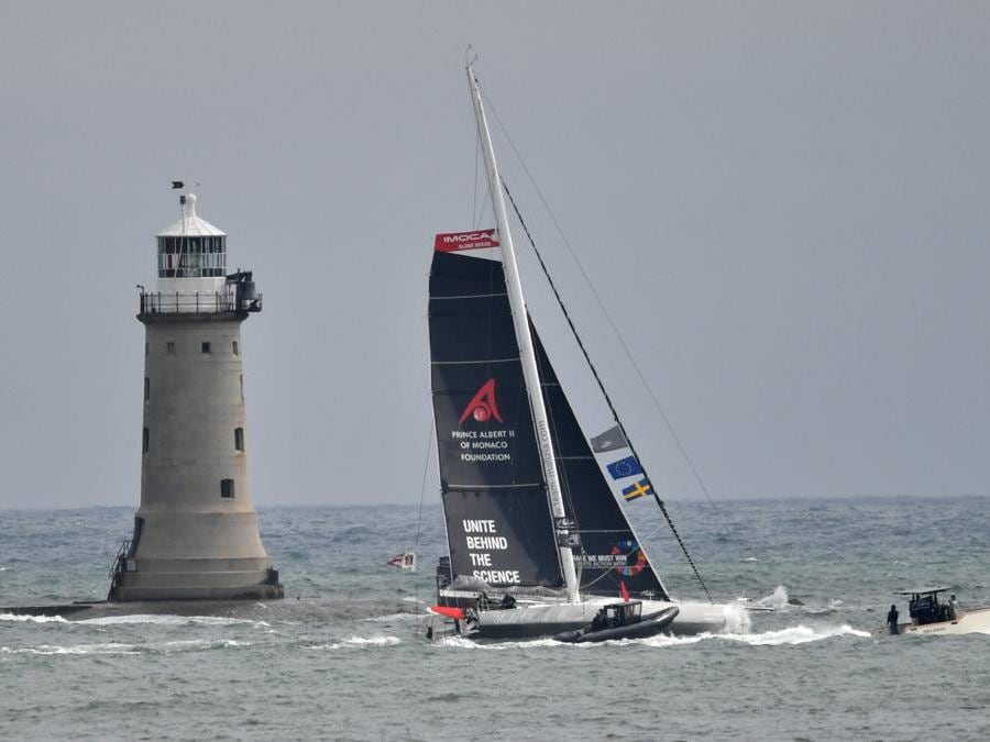 La barca  Malizia II con a bordo l'attivista per il cambiamento climatico Greta Thunberg, parte per mare da Plymouth, Inghilterra, per raggiungere New York.(AP Photo)