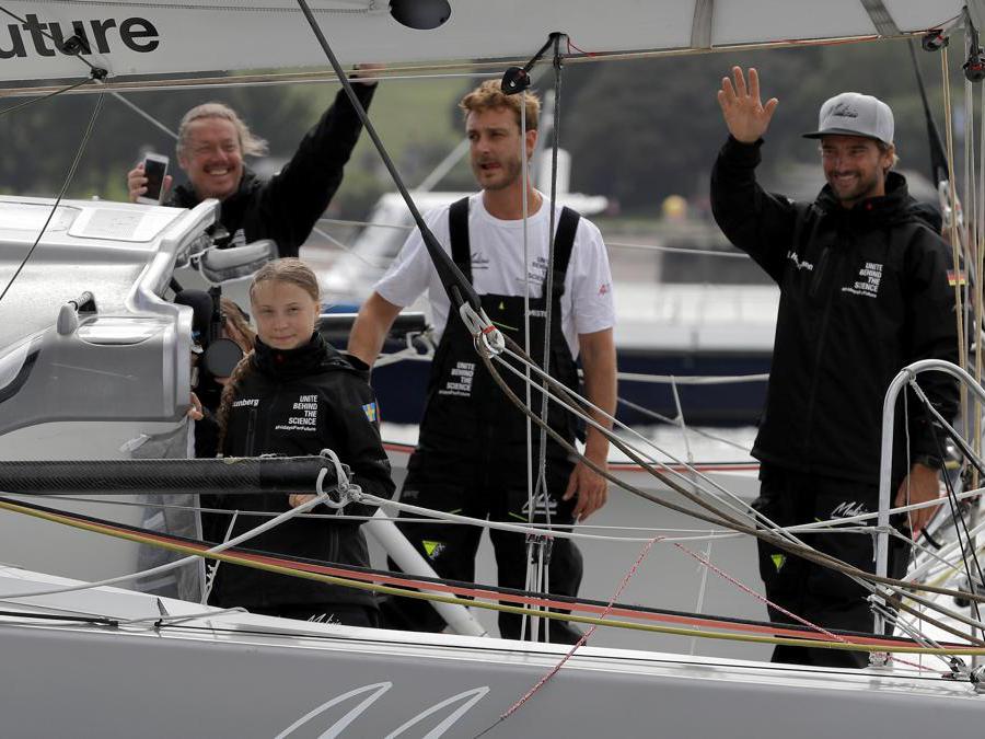 L'attivista climatica svedese Greta Thunberg , suo padre Svante Thunberg (sinistra) e gli skipper Pierre Casiraghi (2° da destra) e Boris Herrmann. Kirsty Wigglesworth/Pool via REUTERS