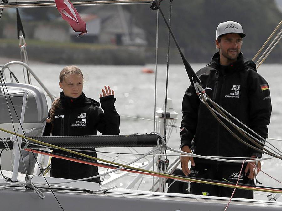 Greta Thunberg e il  captaino Boris Herrmann. (Photo by Kirsty Wigglesworth / POOL / AFP)