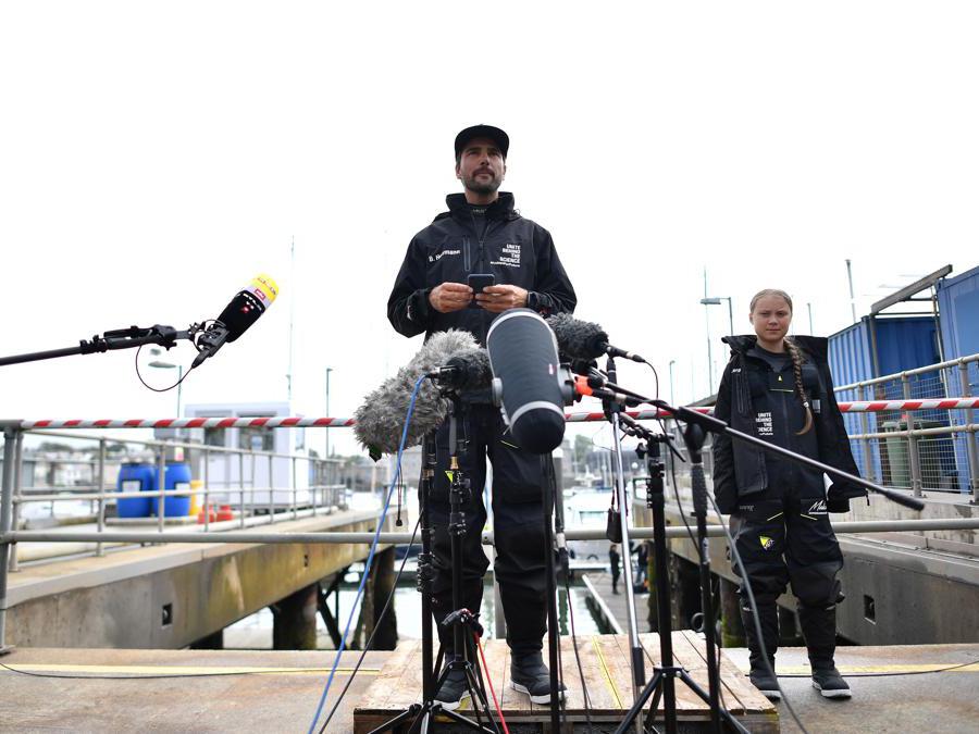 Greta Thunberg ascolta il captaino tedesco Boris Herrmann mentre risponde alle domande dei giornalisti alla conferenza stampa  a Plymouth, Gran Bretagna. (Photo by Ben STANSALL / AFP)