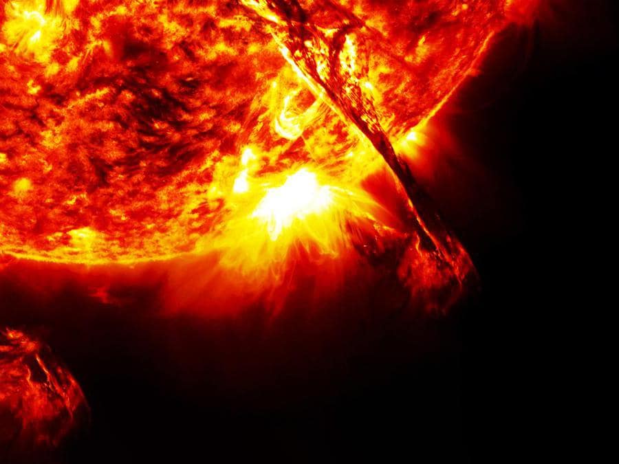 Tempesta solare su uno sfondo scuro. Gli elementi di questa immagine forniti dalla NASA