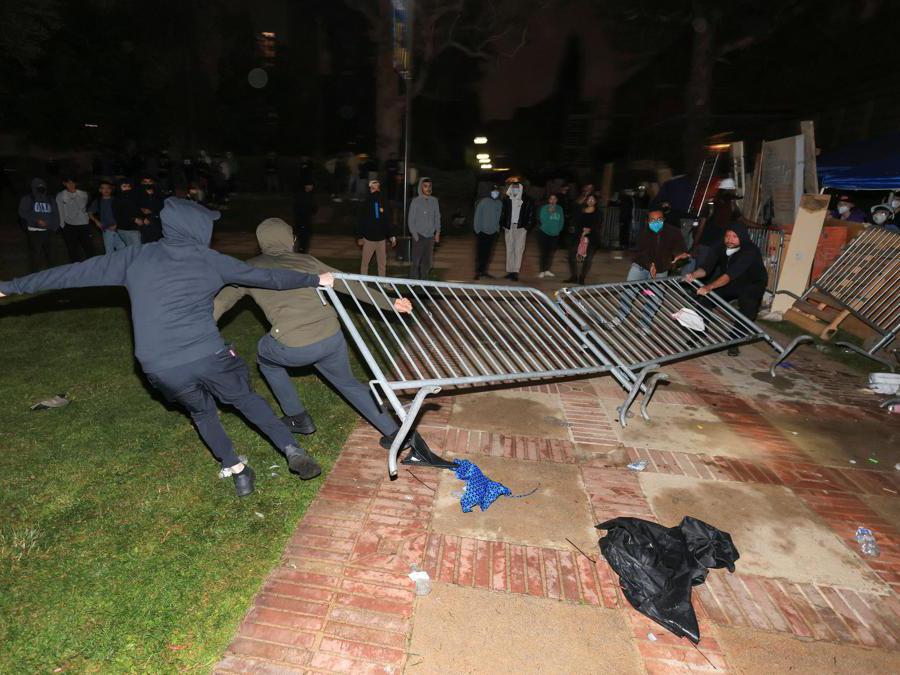 Le proteste all’Universita della California. (UCLA)  Los Angeles. (Reuters)