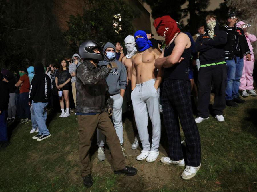 Le proteste all’Universita della California. (UCLA)  Los Angeles. (Reuters)