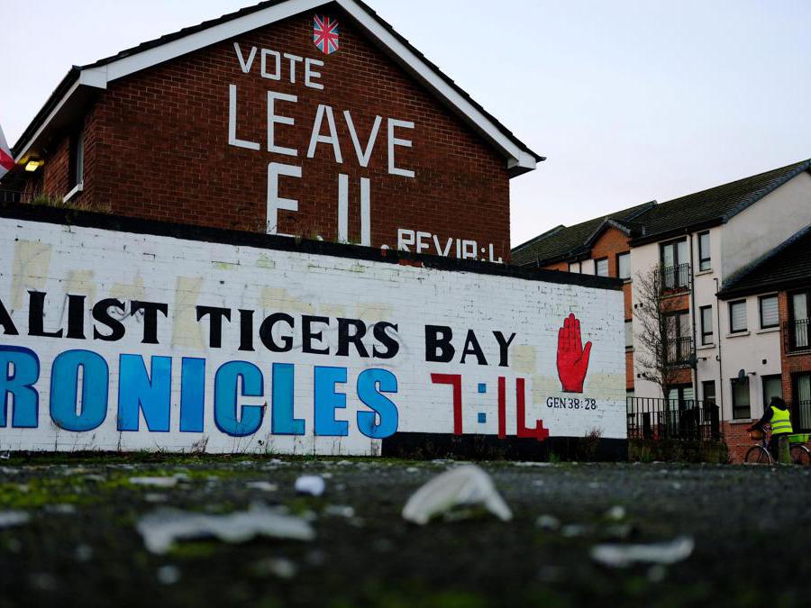 Uno slogan sulla Brexit  sul lato di una casa a Belfast, Irlanda del Nord (Phil Noble/Reuters)