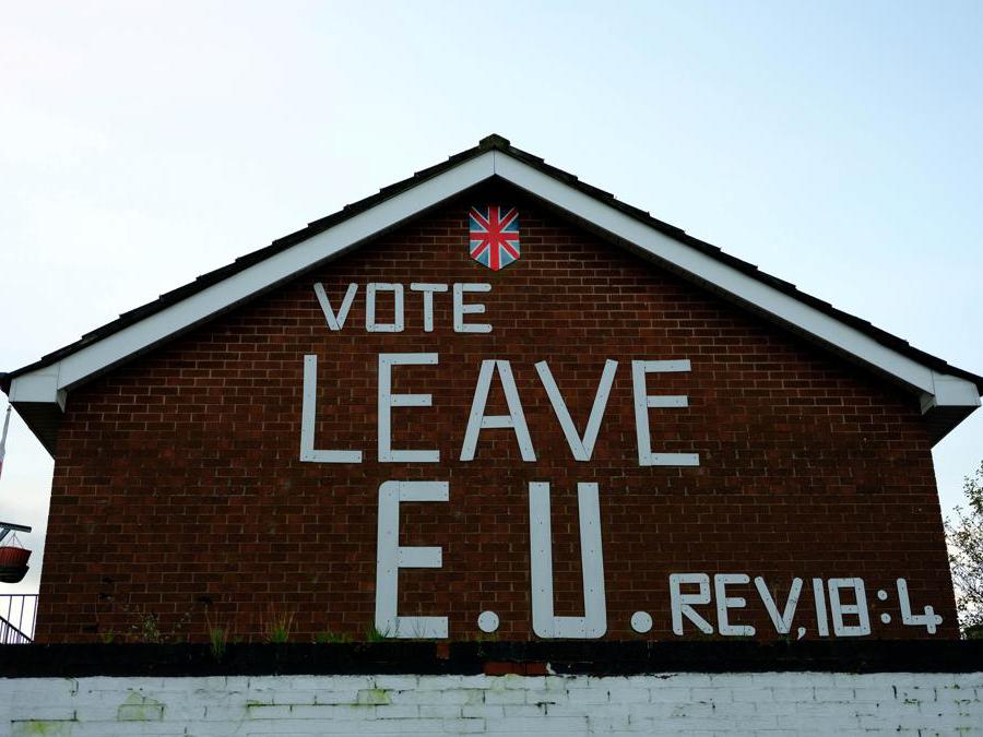 Uno slogan sulla Brexit  sul lato di una casa a Belfast, Irlanda del Nord (Phil Noble/Reuters)