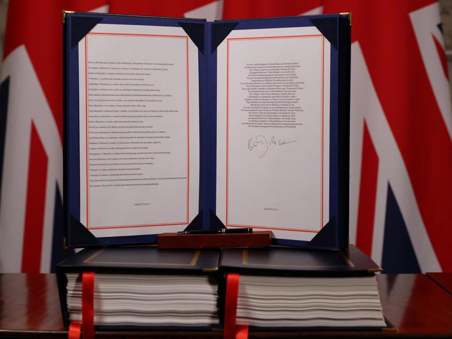 Una foto mostra l'accordo commerciale e di cooperazione tra il Regno Unito e l'UE, , firmato dal primo ministro britannico Boris Johnson ( Andrew Parsons/Epa)