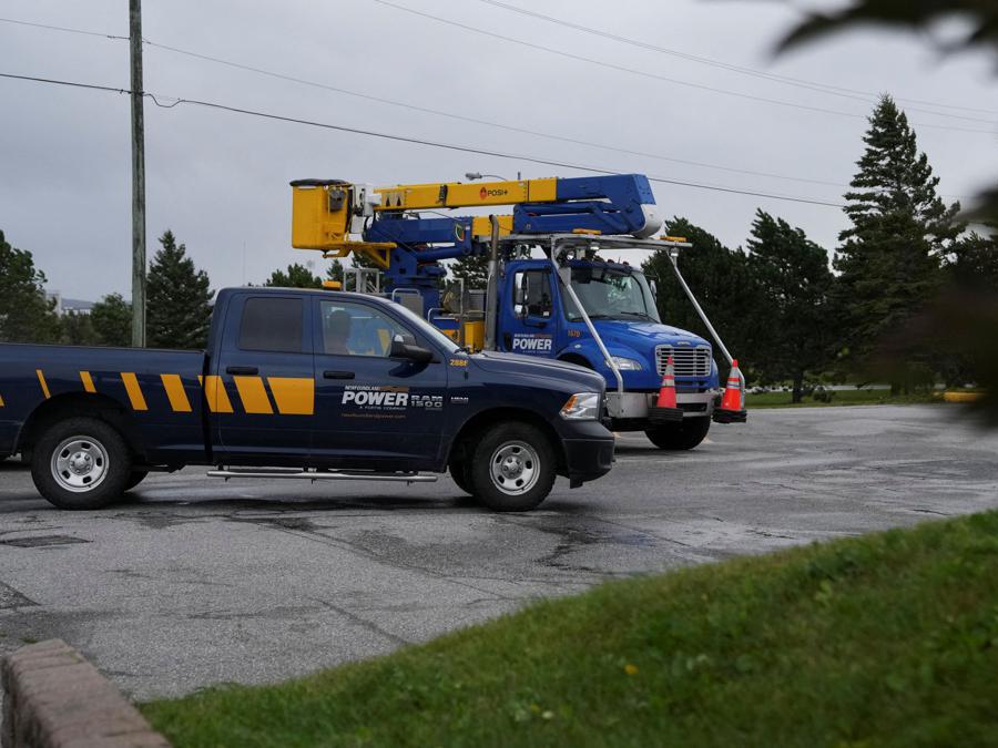 Dipendenti della Newfoundland Power intervengono dopo l’interruzione di energia a seguito del passaggio dell’uragano Fiona a Stephenville, Newfoundland, Canada ( REUTERS/John Morris)