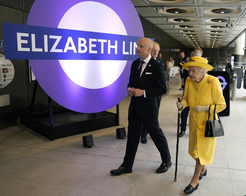 La Regina Elisabetta II visita la stazione di Paddington a Londra il 17 maggio 2022, per celebrare il completamento del progetto Crossrail di Londra, in vista dell’apertura del nuovo servizio ferroviario «Elizabeth Line» la prossima settimana. (Andrew Matthews/AFP)