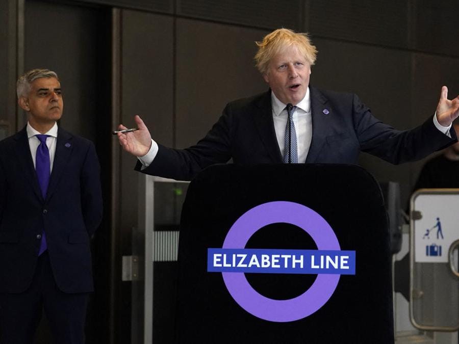 Il sindaco di Londra Sadiq Khan  ascolta il discorso del primo ministro britannico Boris Johnson durante la sua visita alla stazione di Paddington a Londra il 17 maggio 2022 (Andrew Matthews/AFP)