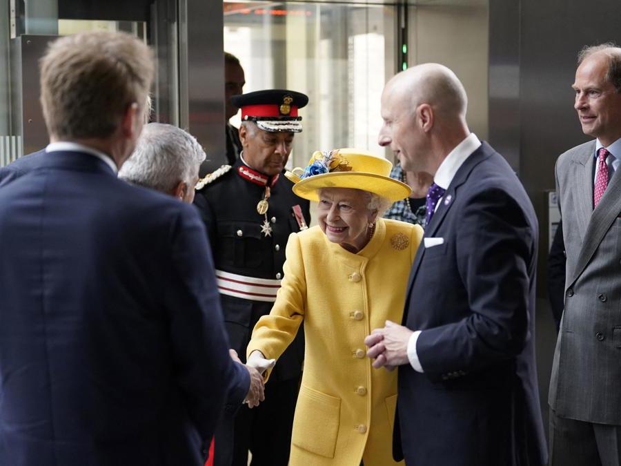 La Regina Elisabetta II a e suo figlio il Principe Edoardo Conte di Wessex  durante la loro visita alla stazione di Paddington a Londra  (Andrew Matthews/AFP)