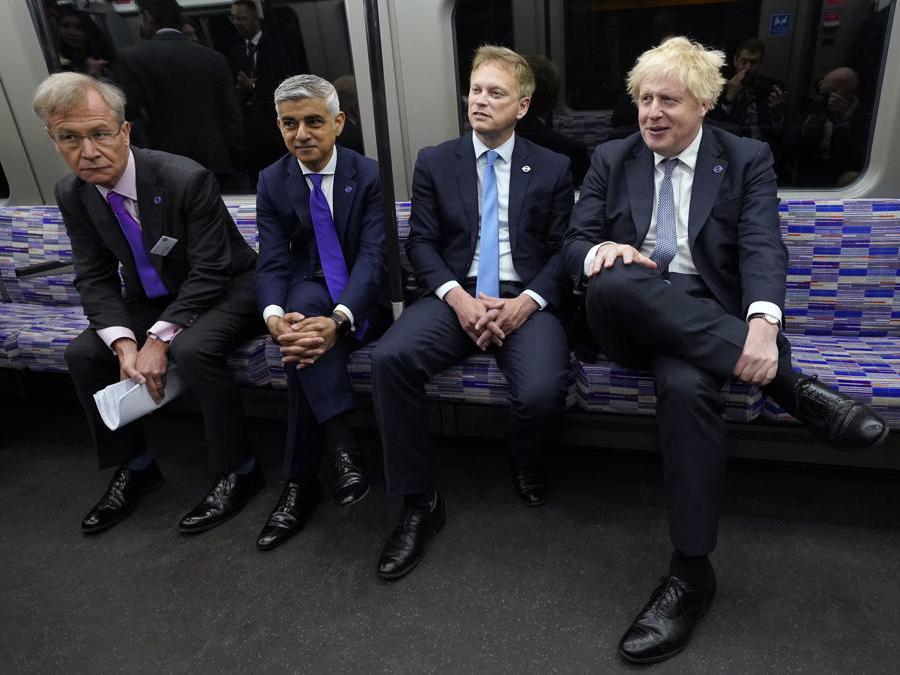 Il primo ministro britannico Boris Johnson , il segretario ai trasporti britannico Grant Shapps e il sindaco di Londra Sadiq Khan  siedono nella carrozza di un treno «Elizabeth Line» durante una visita alla stazione di Paddington a Londra (Andrew Matthews/AFP)