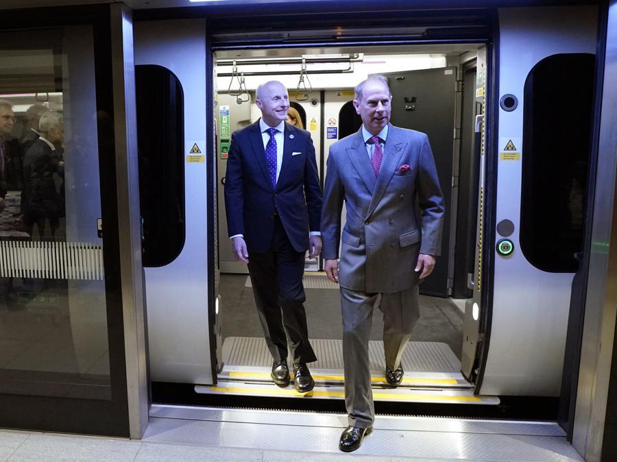 Il principe Edoardo conte di Wessex e il commissario dei trasporti per Londra (TfL) Andy Byford mentre escono da una carrozza di un treno della « Elizabeth Line», (Andrew Matthews/AFP)