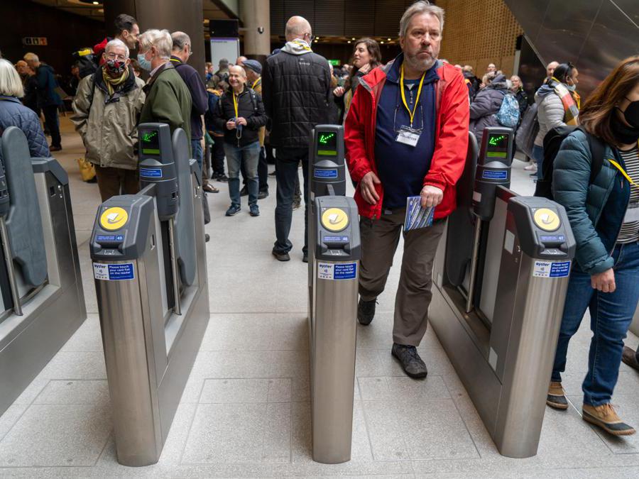 Dei “passeggeri” volontari attraversano i cancelli dei biglietti durante una corsa di prova di un treno della linea Elizabeth Transport for London (TfL) tra la stazione di Paddington e la stazione di Woolwich e ritorno (Niklas Halle’n/Afp)