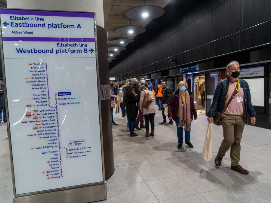 Dei “passeggeri” volontari aspettano il treno  durante una corsa di prova della linea Elizabeth Transport for London (TfL) tra la stazione di Paddington e la stazione di Woolwich e ritorno (Niklas Halle’n/Afp) 