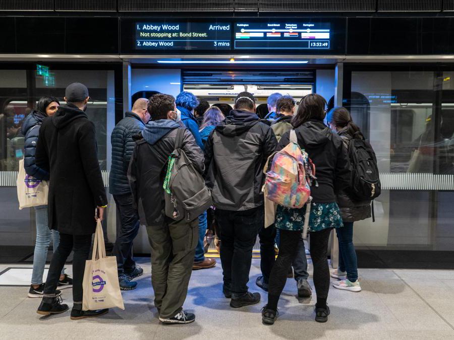Dei “passeggeri” volontari salgono a bordo di un treno della «Eilzabeth Line» duranta un corsa di prova (Niklas Halle’n/Afp)