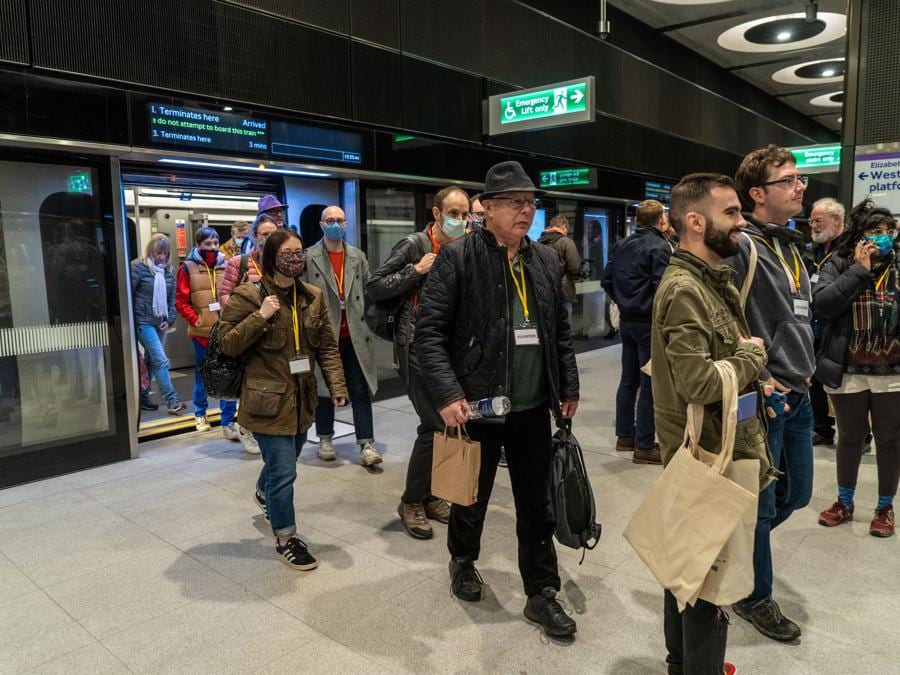 Dei “passeggeri” volontari  scendono da un treno della «Eilzabeth Line» duranta un corsa di prova (Niklas Halle’n/Afp)