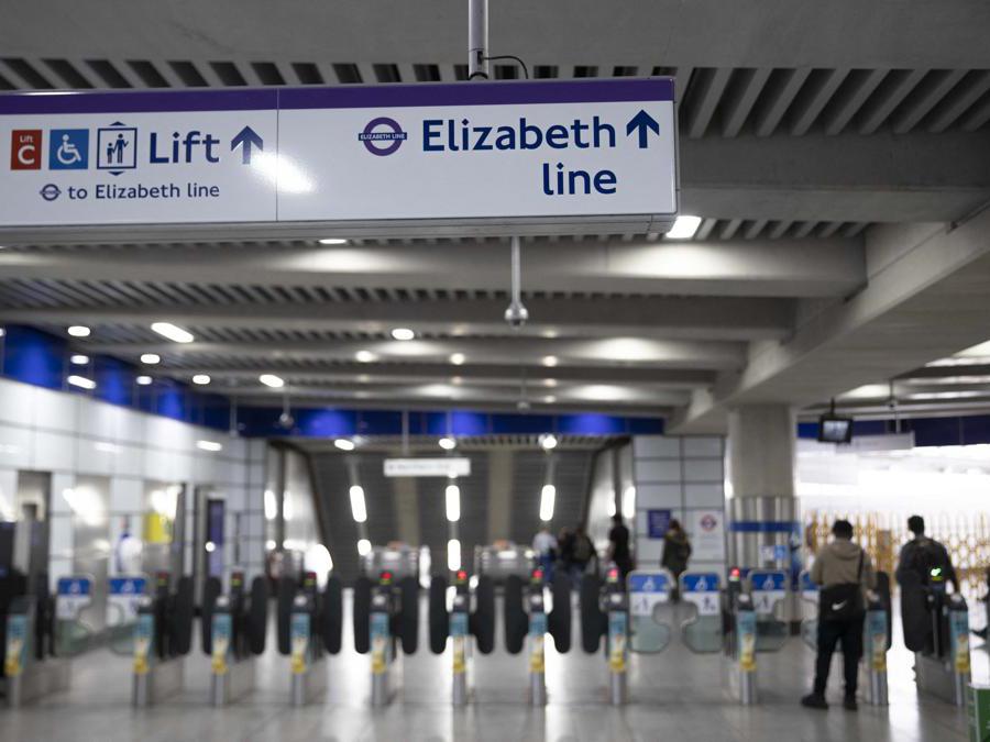 Una insegna  della linea Elizabeth che aprirà il 24 maggio dopo dieci anni di lavori e di  ritardi a Londra (Rasid Necati Aslim/Afp) 