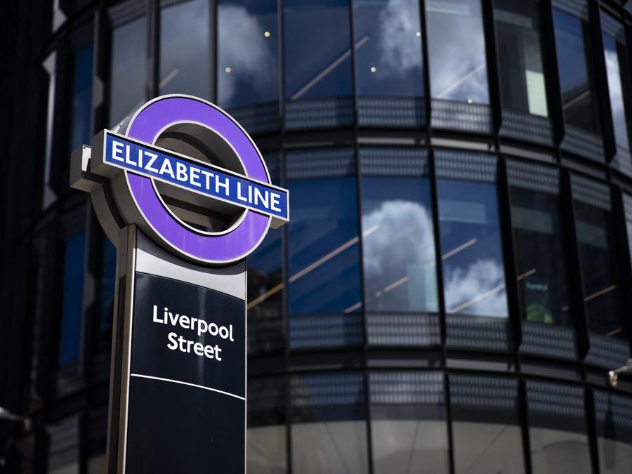 LONDON, ENGLAND - MAY 19: Un cartello della Elizabeth Line  prima della data di apertura prevista (Rasid Necati Aslim/Afp) 