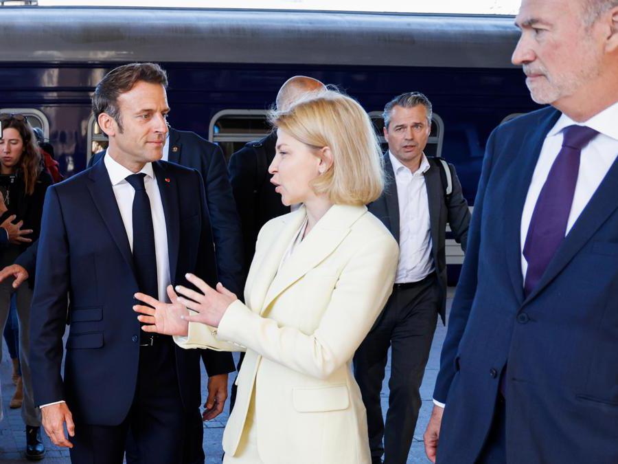 Iryna Vereshchuk con Emmanuel Macron (EPA/LUDOVIC MARIN)