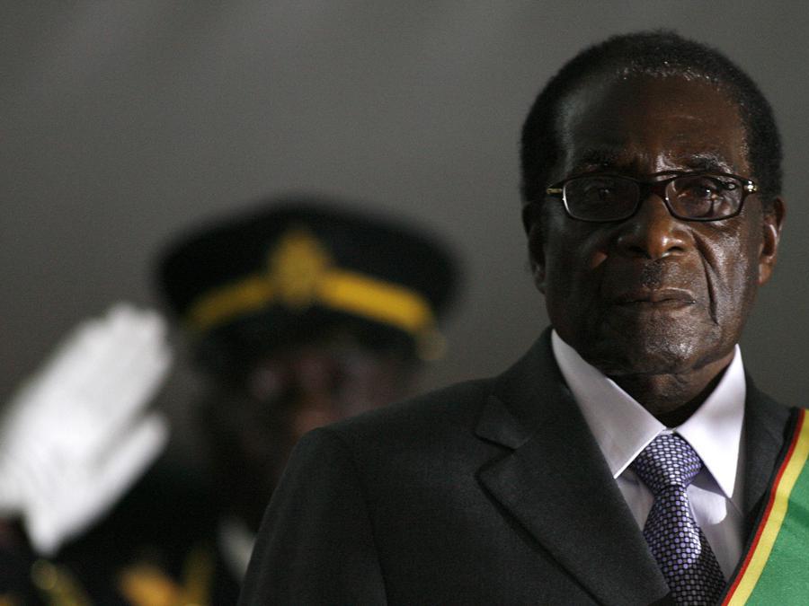 29 giugno 2008, il presidente dello Zimbabwe Robert Mugabe. (Photo by ALEXANDER JOE / AFP)