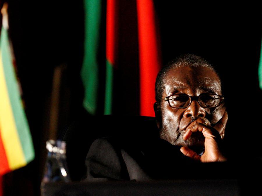Il presidente dello Zimbabwe, Robert Mugabe, guarda un video di presentazione durante il vertice della Southern African Development Community (SADC) a Johannesburg, il 17 agosto 2008. REUTERS/Mike Hutchings