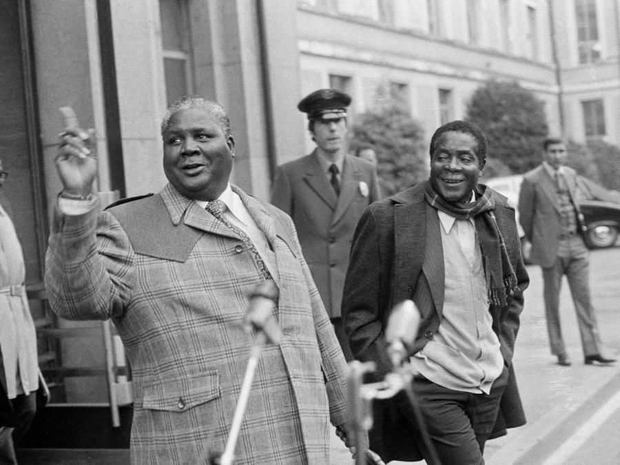 In questa foto di archivio di mercoledì 10 novembre 1976, i leader del Fronte Nazionale Nero Joshua Nkomo, a sinistra, e Robert Mugabe rilasciano dichiarazioni dopo l'incontro informale con il presidente britannico Ivor Richard al Palais of Nations, Ginevra, Svizzera. (AP Photo/Dieter Endlicher, file)