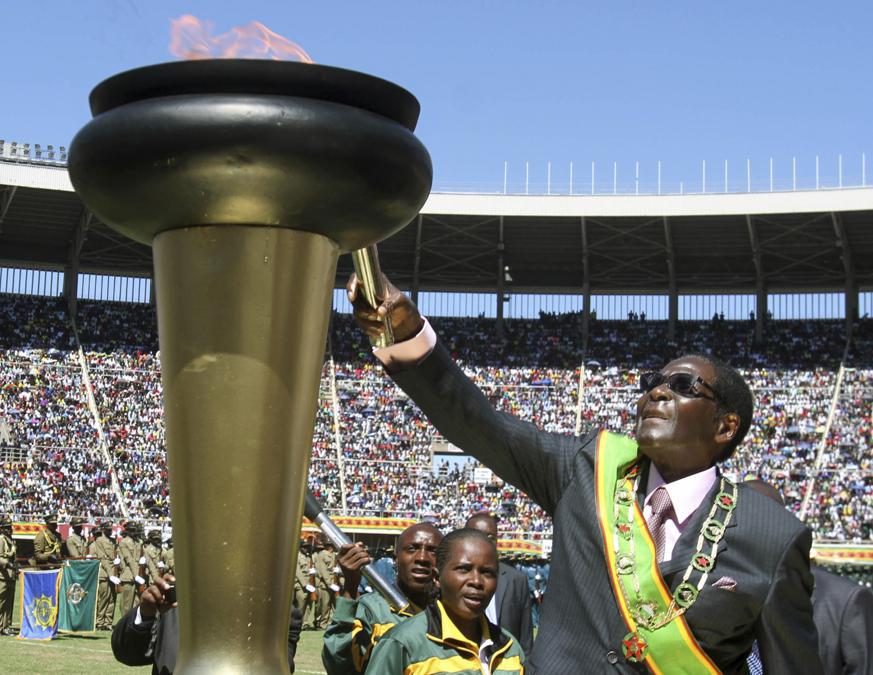 18 aprile 2012. Il presidente dello Zimbabwe, Robert Mugabe, accende la fiamma durante le celebrazioni per celebrare i 32 anni di indipendenza dello Zimbabwe, ad Harare. (AP Photo/File)