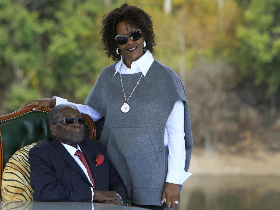 29 luglio 2018. Robert Mugabe e la moglie Grace. (AP Photo/Tsvangirayi Mukwazhi, File)
