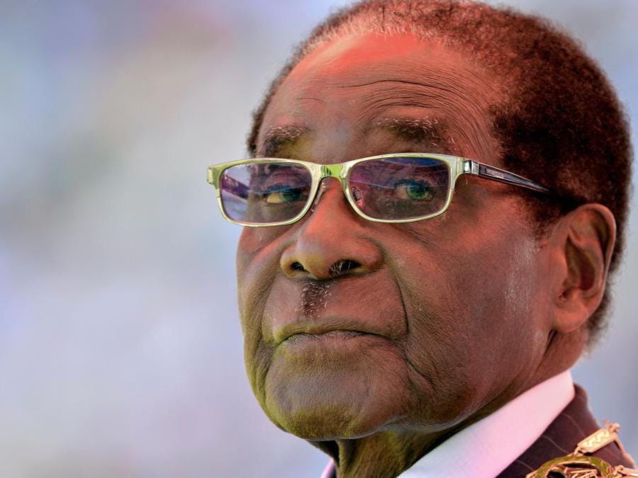Robert Mugabe in una foto del 22 agosto 2013. (Photo by ALEXANDER JOE / AFP)