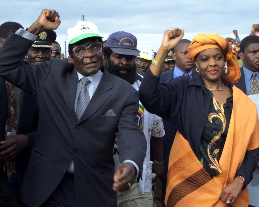Il presidente dello Zimbabwe Robert Mugabe arriva con la moglie Grace per una manifestazione elettorale a Madziwa, un villaggio a nord di Harare, 21 giugno 2000. REUTERS/Juda Ngwenya/File Picture