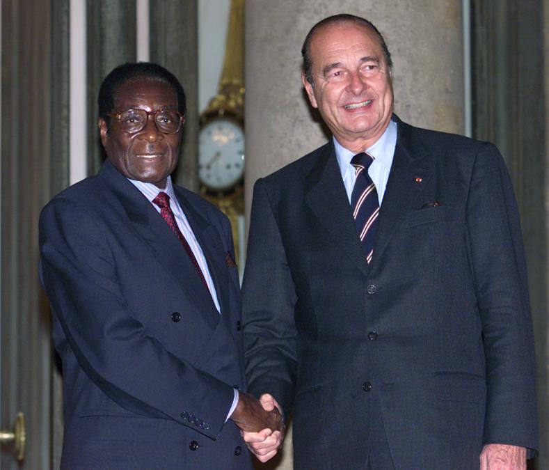 Il presidente francese Jacques Chirac (destra) saluta il presidente dello Zimbabwe Robert Gabriel Mugabe (sinistra) al Palazzo dell'Eliseo a Parigi, Francia, 28 ottobre 1999. REUTERS/John Schults/File Picture