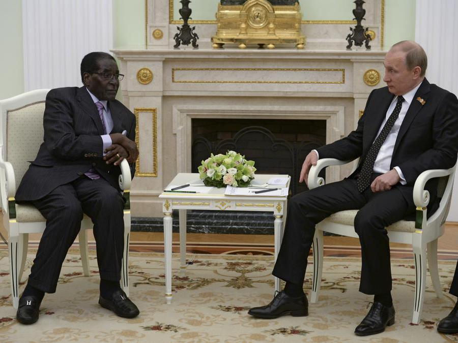 Il presidente russo Vladimir Putin (destra) incontra il suo omologo dello Zimbabwe Robert Mugabe al Cremlino di Mosca, Russia, 10 maggio 2015. REUTERS/RIA Novosti/Kremlin
