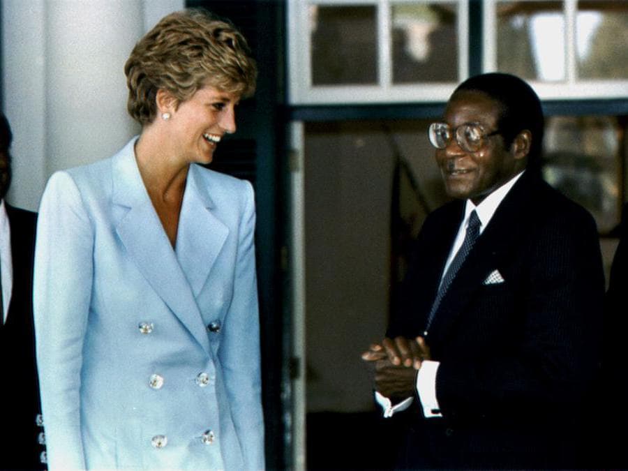La principessa del Galles Diana Spencer parla con il presidente dello Zimbabwe Robert Mugabe presso la casa di stato di Harare, il 10 luglio 1993. REUTERS/Howard Burditt/File Photo