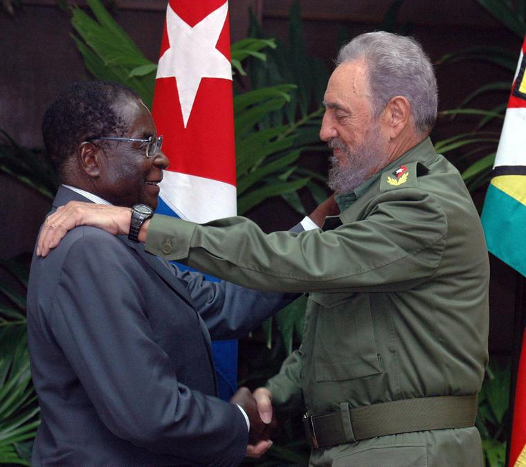 Il presidente cubano Fidel Castro (destra) stringe la mano al presidente dello Zimbabwe Robert Mugabe (sinistra) presso il Palazzo della Rivoluzione a L'Avana, Cuba, 12 settembre 2005 . EPA/Alejandro Ernesto EPA/ALEJANDRO ERNESTO