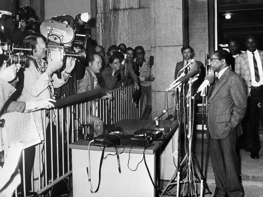 In questa foto scattata il 29 ottobre 1976 il leader del Fronte Patriottico Robert Mugabe (destra) tiene una conferenza stampa a Ginevra. ( AFP)