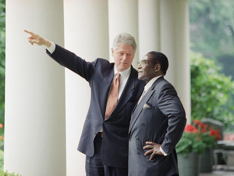 18 maggio 1995. Il presidente americano Bill Clinton e Robert Mugabe nei colonnati della Casa Bianca, Washington. (AP Photo/Greg Gibson, file)