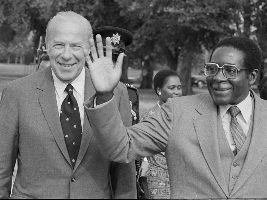 12 settembre 1983. Il Segretario di Stato americano George Shultz, a sinistra, e Robert Mugabe a Washington. (AP Photo/Bob Daugherty, file)
