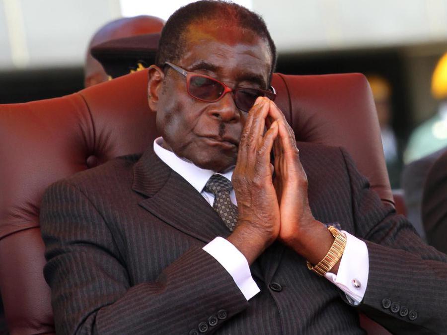 Una fotografia del 14 aprile 2011 mostra il presidente dello Zimbabwe Robert Mugabe al National Heroes Acre di Harare, Zimbabwe . EPA/AARON UFUMELI