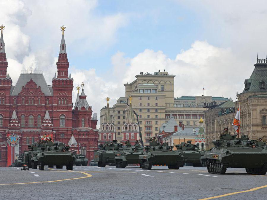 I veicoli russi da combattimento della fanteria BMP-2M, BMP-3 e BMP Kurganets  durante la parata del  Giorno della Vittoria a Mosca. (Reuters/ Evgenia Novozhenina)