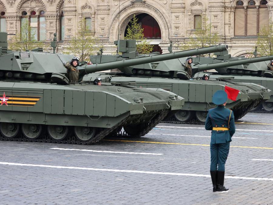 Carri armati russi  T-14 durante la parata militare del Giorno della Vittoria a Mosca  in occasione del 77° anniversario della fine della II guerra mondiale.  (Reuters / Shamil Zhumatov)