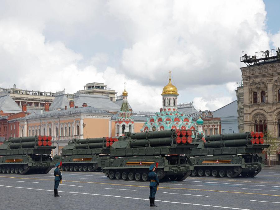 Sistemi missilistici russi Buk-M3 durante la parata militare del Giorno della Vittoria a Mosca  in occasione del 77° anniversario della fine della II guerra mondiale. (Reuters/ Maxim Shemetov)