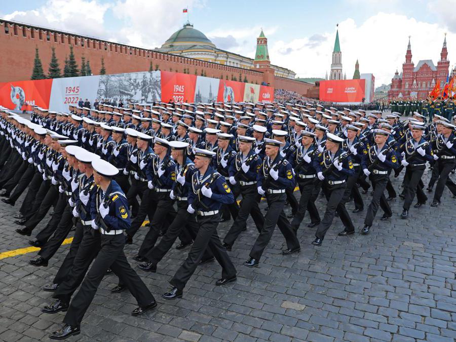 I marinai russi marciano durante la parata del Giorno della Vittoria che segna il 77° anniversario della vittoria sulla Germania nazista nella seconda guerra mondiale. (Reuters/Evgenia Novozhenina)