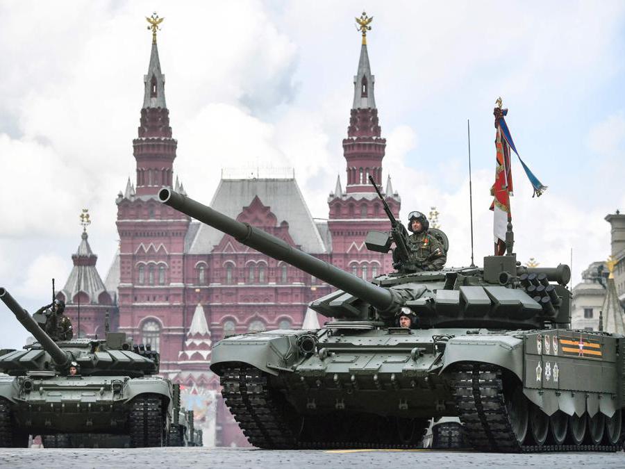 I carri armati russi T-72B3M sfilano attraverso la Piazza Rossa durante la parata militare del Giorno della Vittoria nel centro di Mosca. (Photo by Alexander NEMENOV / AFP)