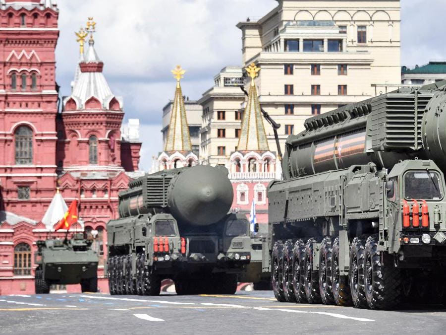 I lanciamissili balistici intercontinentali di Russian Yars sfilano attraverso la Piazza Rossa durante la parata militare del Giorno della Vittoria nel centro di Mosca il 9 maggio 2022. (Photo by Alexander NEMENOV / AFP)