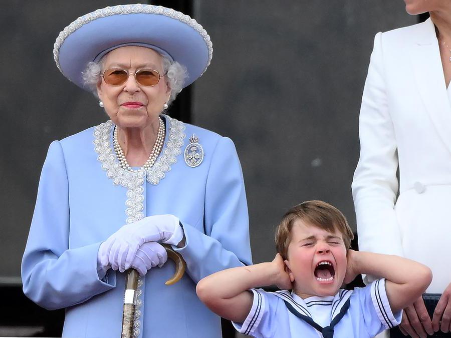 Il principe britannico Louis di Cambridge   accanto alla regina dal balcone di Buckingham Palace dopo la Queen’s Birthday Parade, il Trooping the Colour, come parte delle celebrazioni del giubileo di platino della regina Elisabetta II (Daniel Leal/ Afp) 