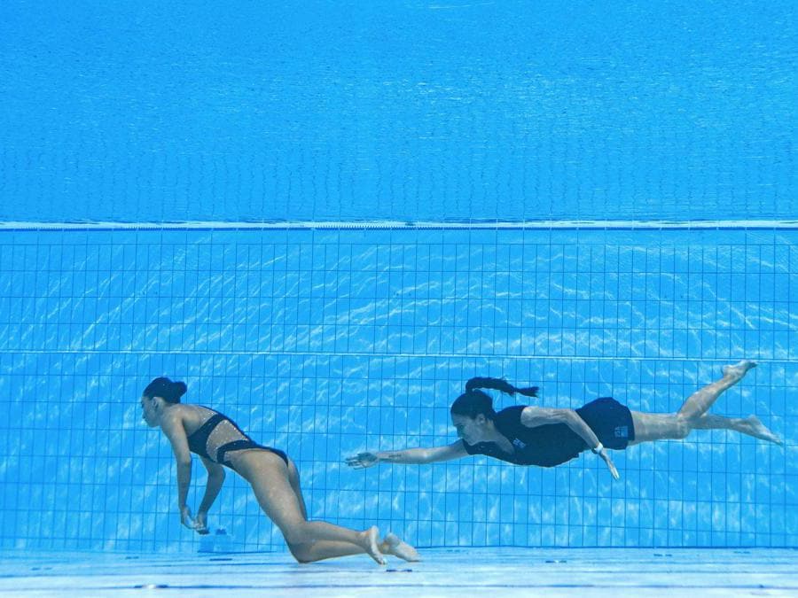 L’allenatore degli Stati Uniti Andrea Fuentes  nuota per recuperare Anita Alvarez degli Stati Uniti dal fondo della piscina durante un incidente nelle finali di nuoto artistico libero da solista femminile, durante i Campionati mondiali di nuoto di Budapest 2022( Oli Scarff/Afp) 